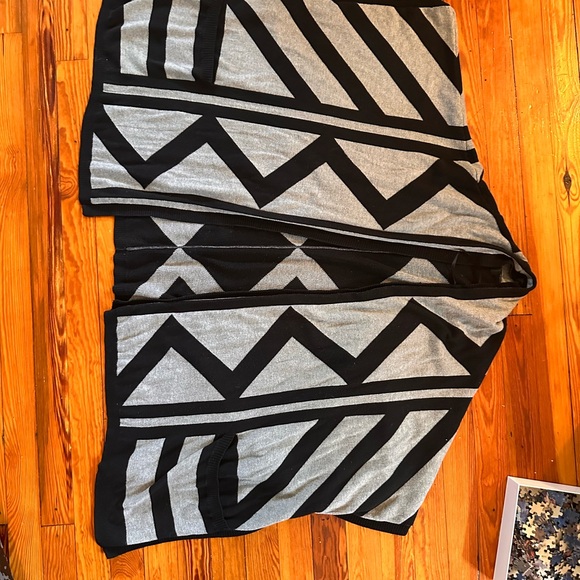 Mossimo Black & Gray Geometric Open-Front Poncho Sweater - Picture 4 of 6